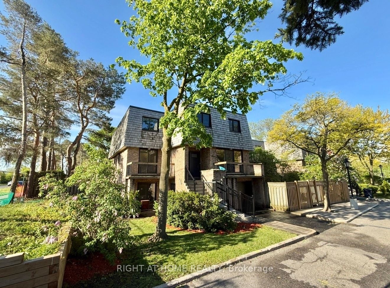 24-7 Vale Carse Way, Toronto, ON, M2R 3H4 photo 2