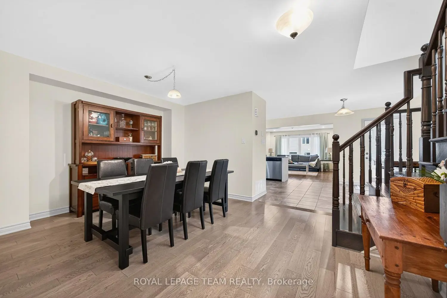 819 Stallion Crescent photo 4