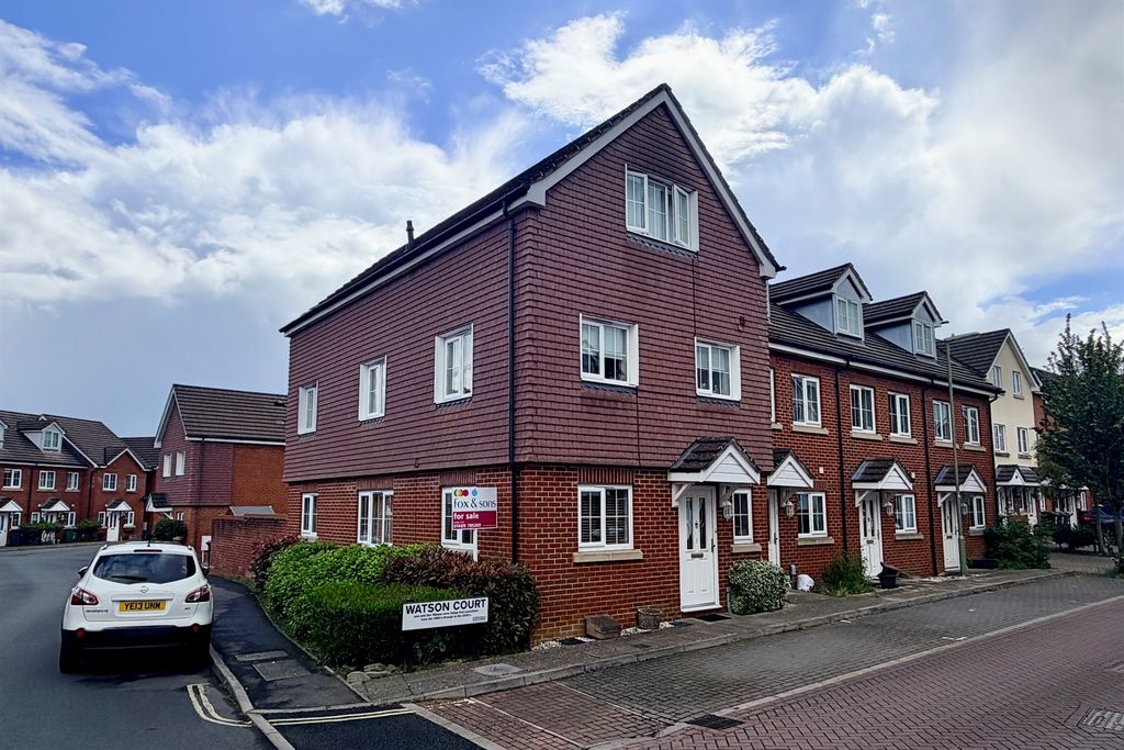5 bed semi-detached house for saleWatson Court, Hedge End, Southampton SO30