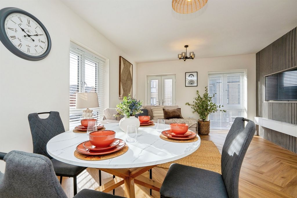 2 bed flat for saleArras Way, Folkestone CT19 photo 2