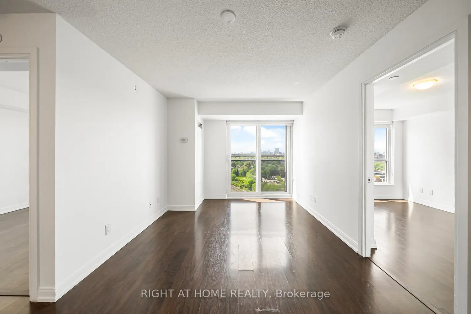255 Village Green Square 1505 photo 3
