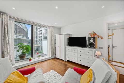 Pan Peninsula Square, Millwall E14