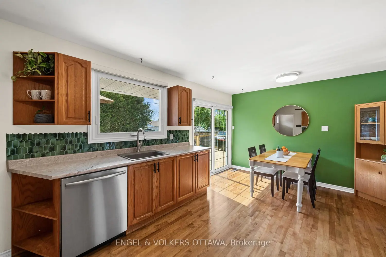 1056 Hindley Street photo 2