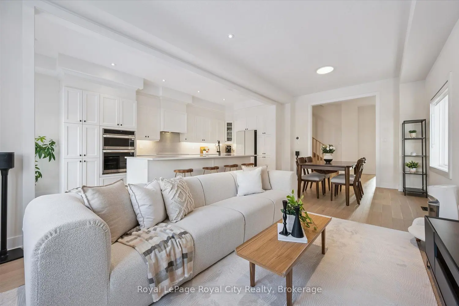 32 Hutchison Road photo 4