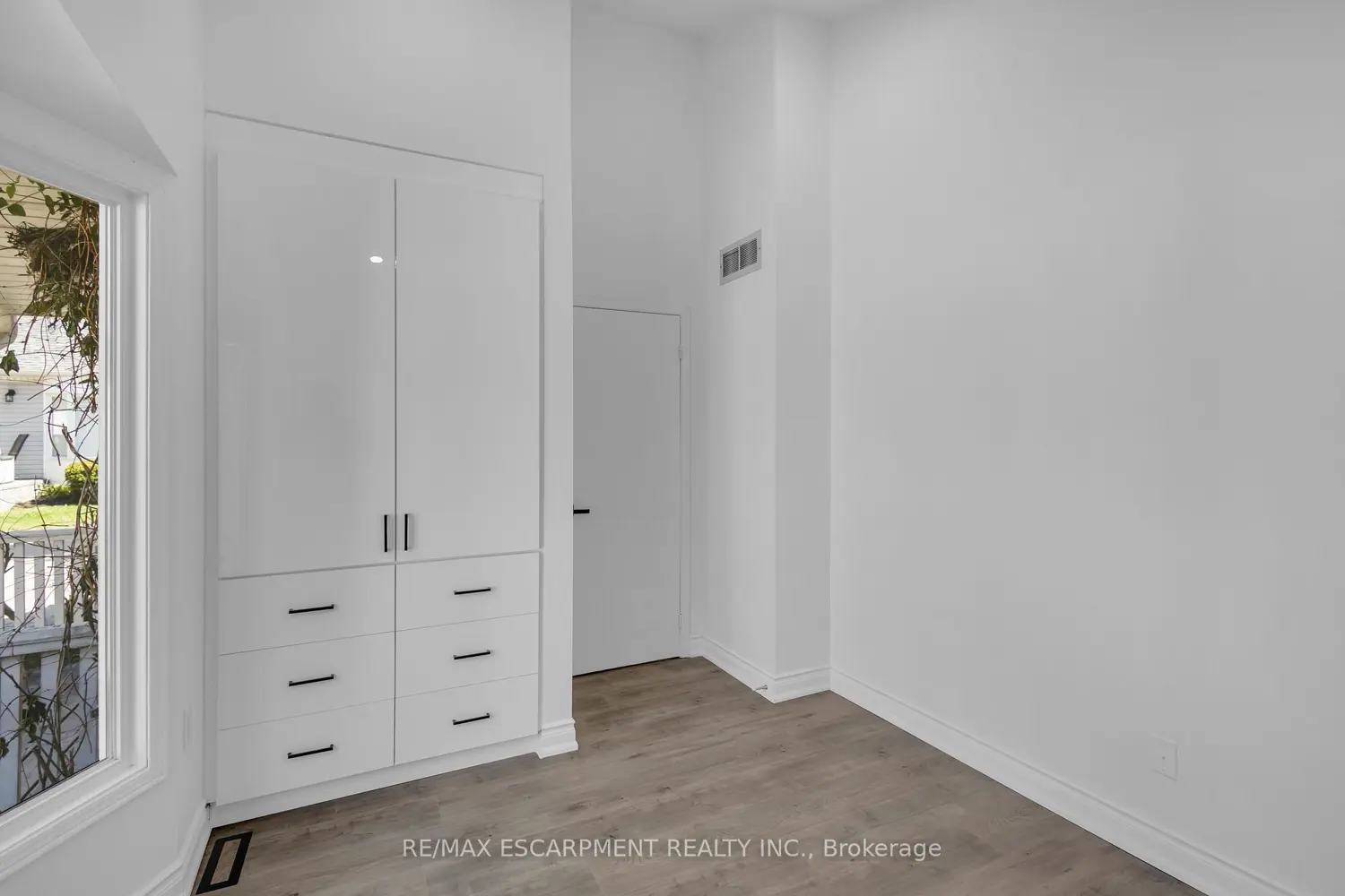 Additional image 6 of 375 Silverbirch Boulevard