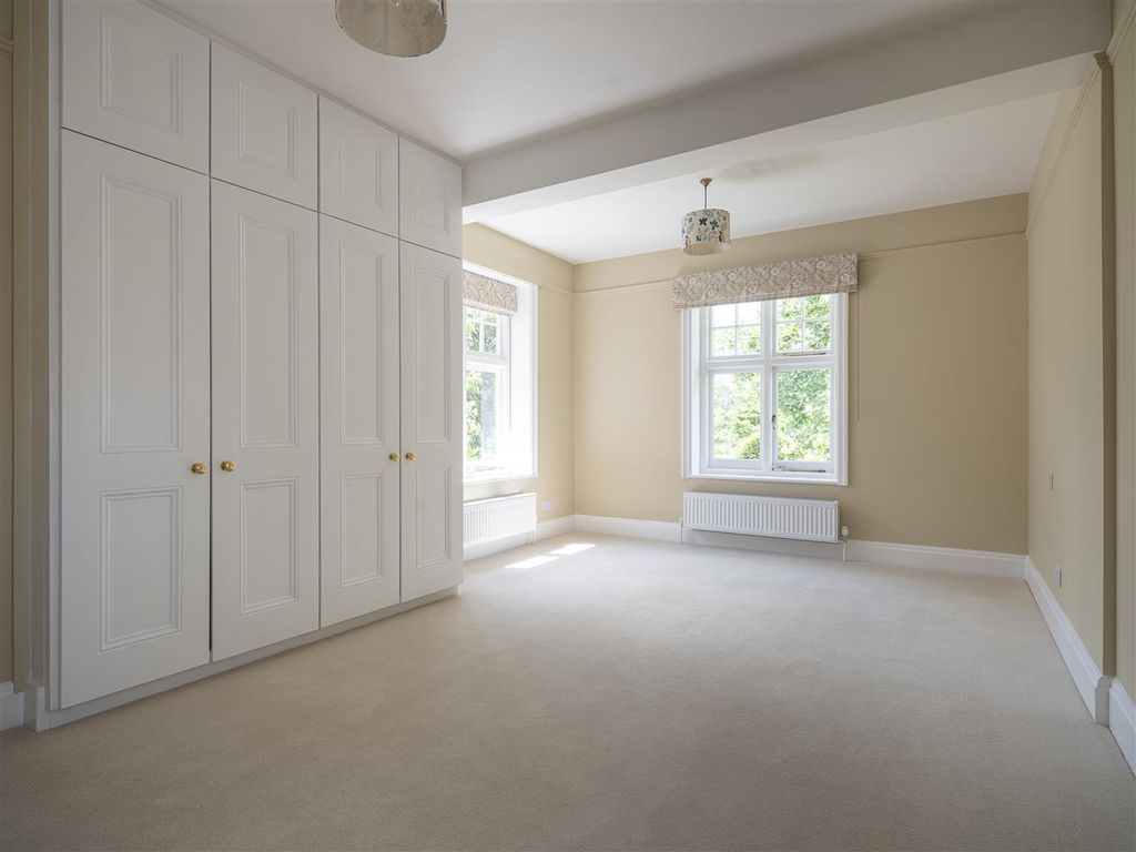 Additional image 16 of 5 bed property to rentDe Vaux Place, Salisbury SP1