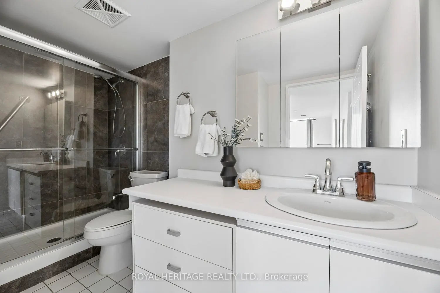 Additional image 11 of 711 Rossland Road 1209