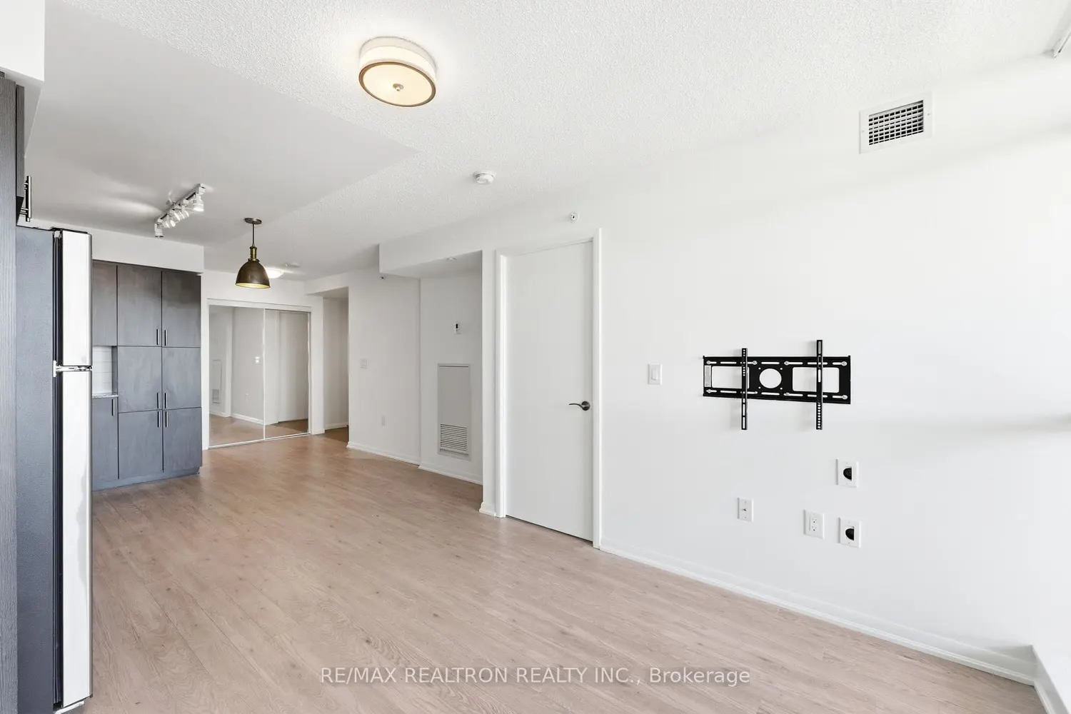 Additional image 7 of 830 Lawrence Avenue 446