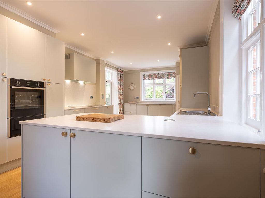 Additional image 7 of 5 bed property to rentDe Vaux Place, Salisbury SP1