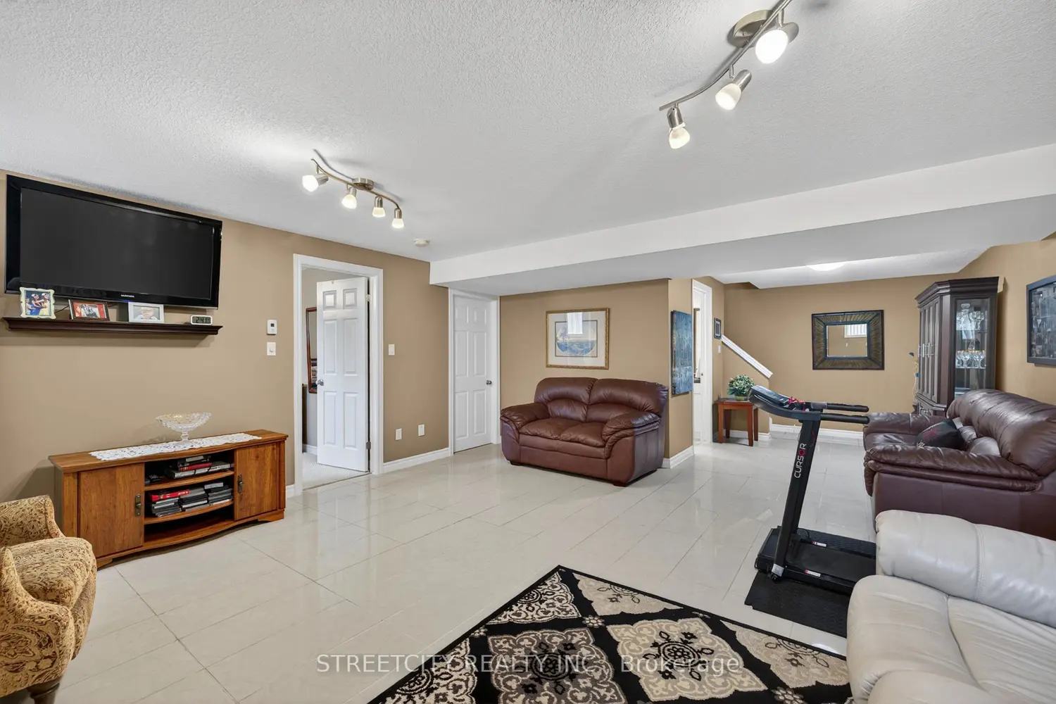 Additional image 13 of 2100 Denview Avenue 21
