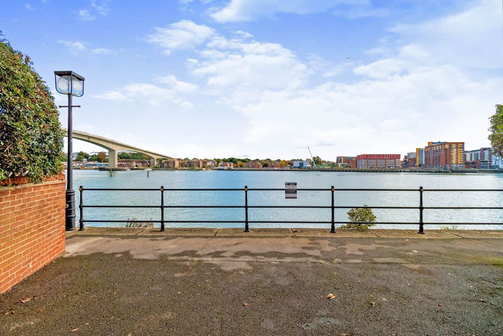 Additional image 3 of 3 bed flat to rentAndes Close, Southampton SO14
