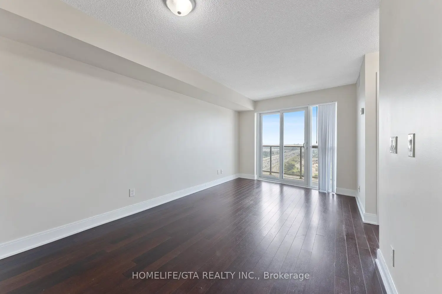 125 Village Green Square 2508 photo 5