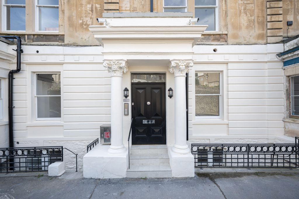 2 bed flat to rentClaremont Crescent, Weston-Super-Mare BS23