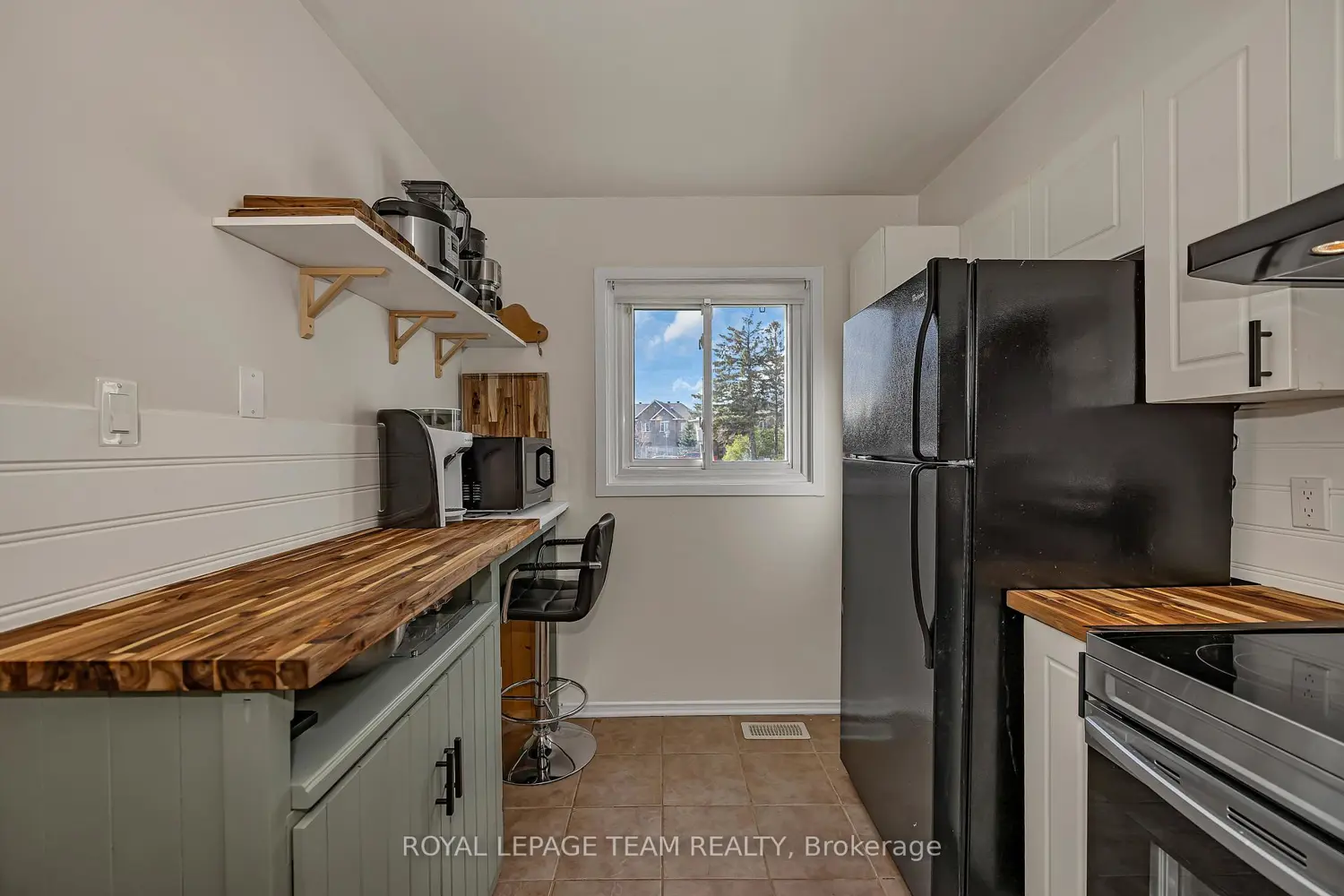 1832 Stonehenge Crescent photo 4