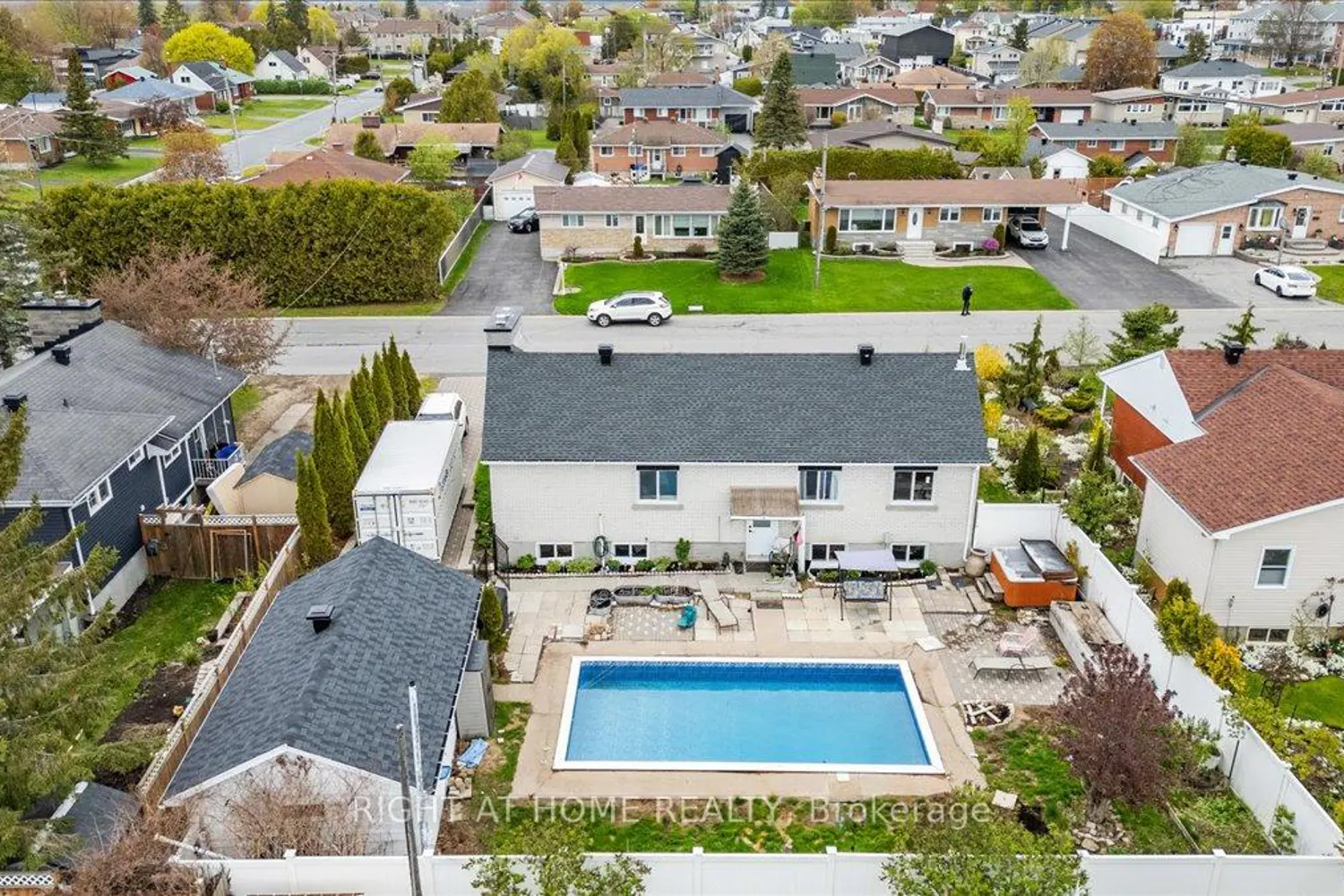 2439 Raymond Street photo 5