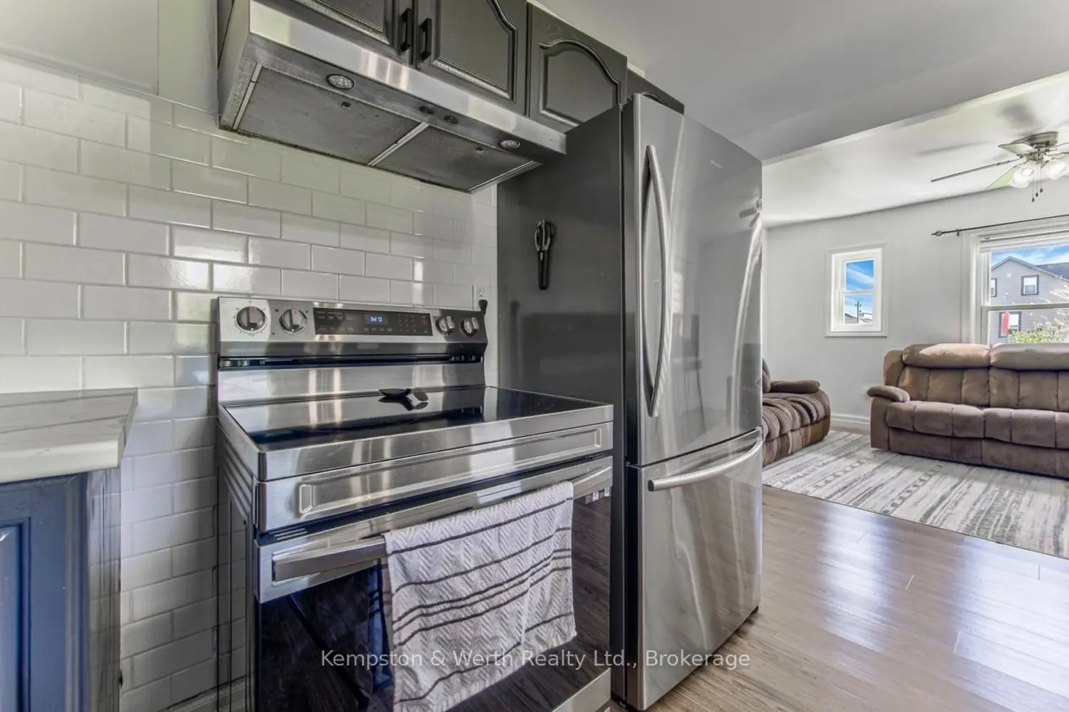 573 Queen Street photo 5
