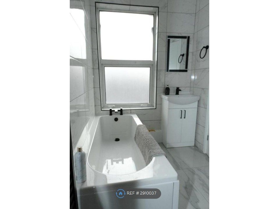Additional image 3 of 2 bed flat to rentCounty Road, Swindon SN1