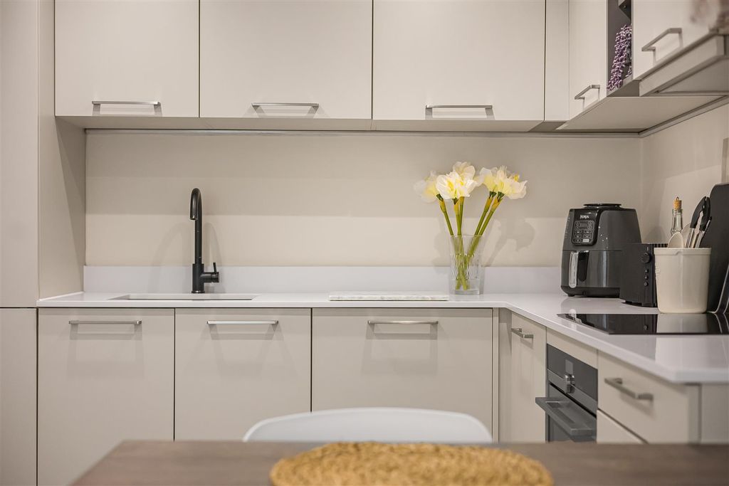 Additional image 6 of 2 bed flat for saleMarlow House, Marlow Road, Maidenhead SL6