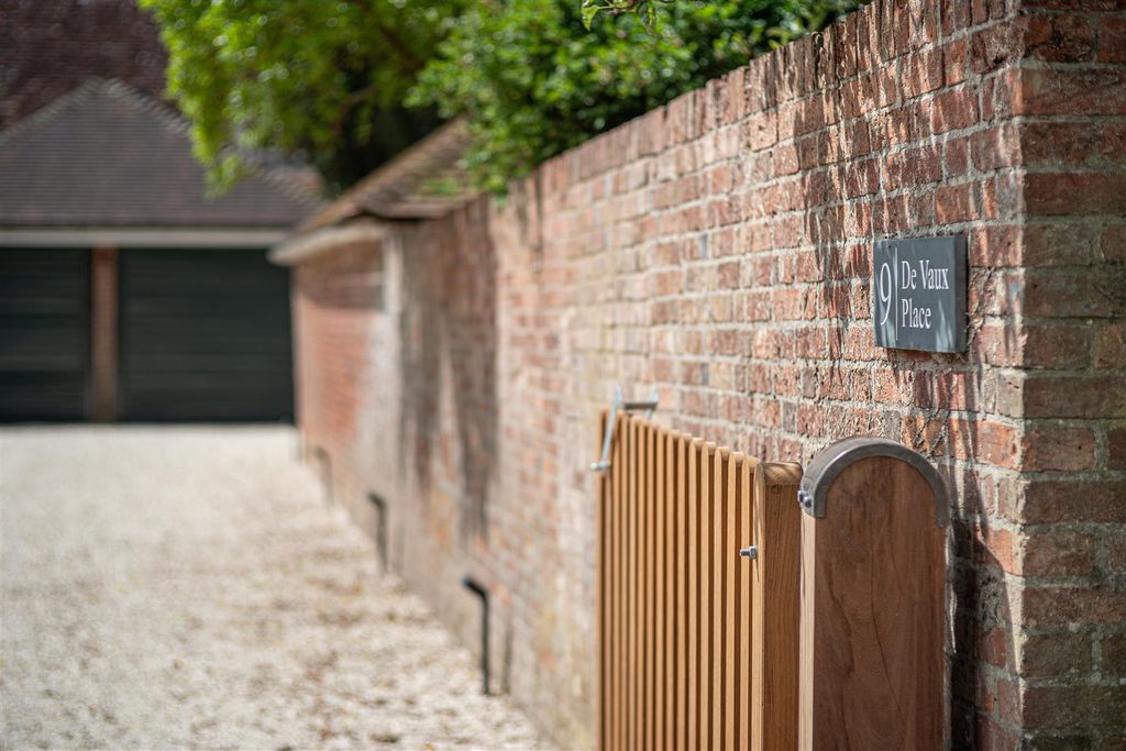 Additional image 41 of 5 bed property to rentDe Vaux Place, Salisbury SP1