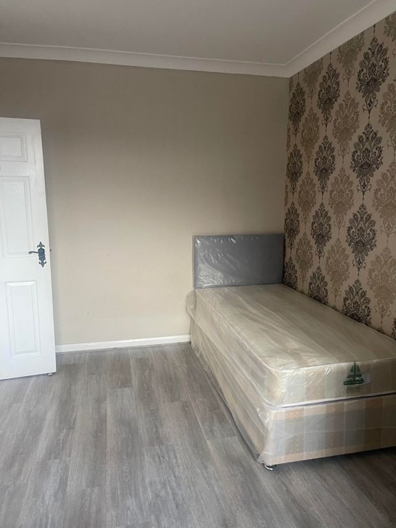 3 bed flat to rentDunstable Road LU4 photo 4