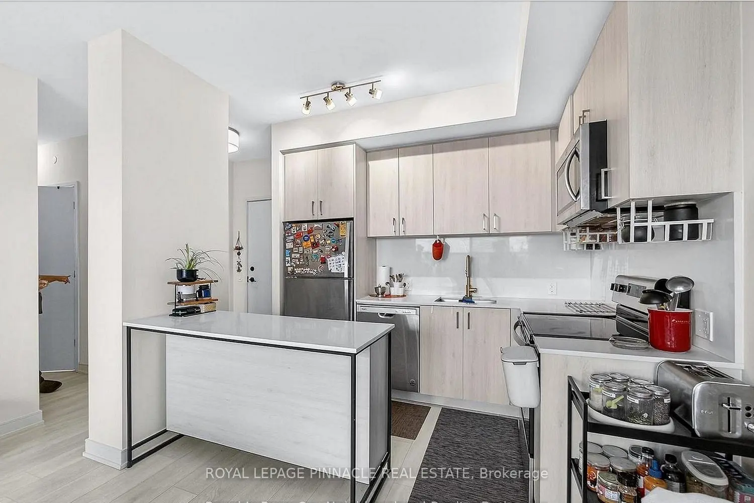 8010 Derry Road 1605 photo 4