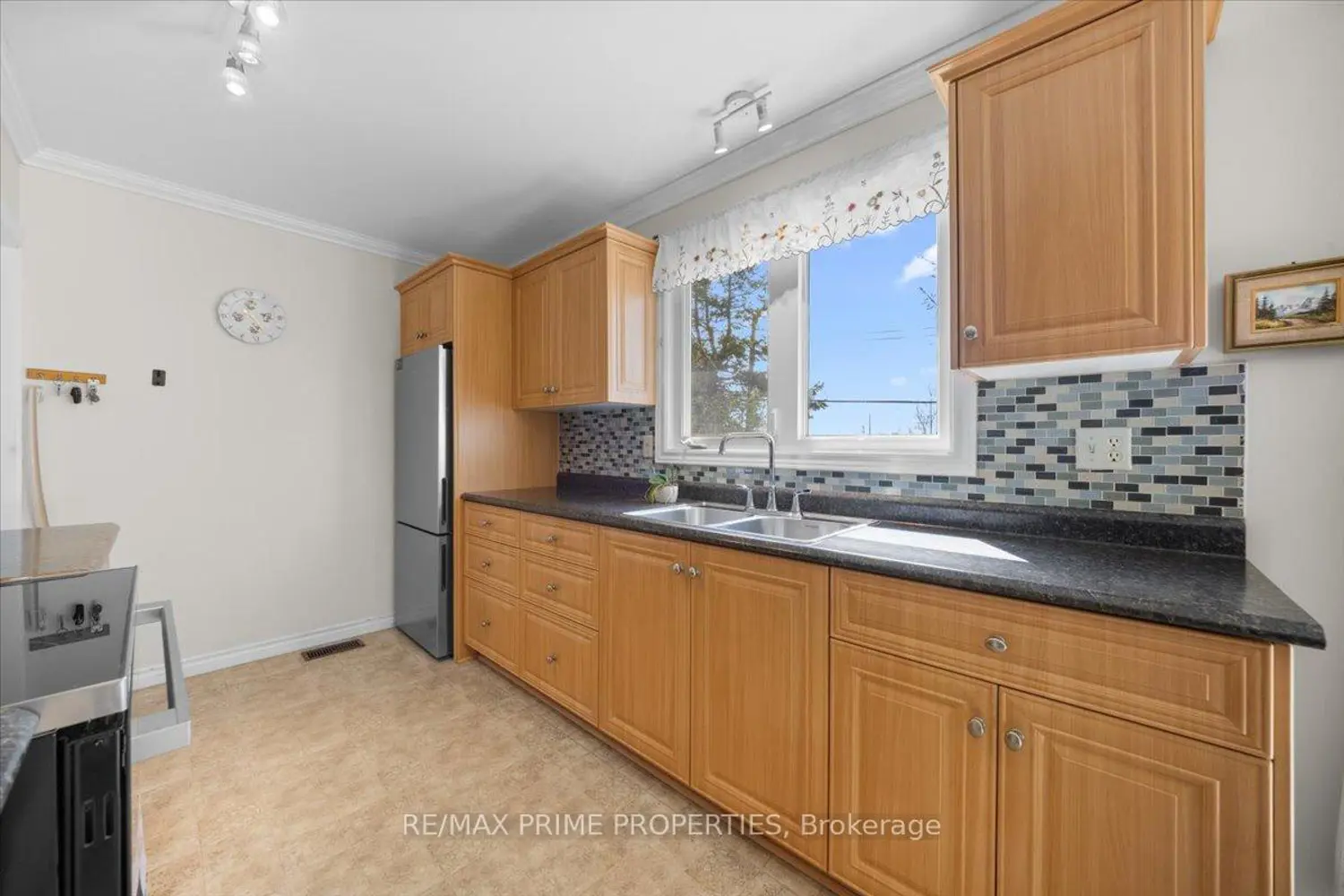 28 Glenmanor Drive photo 3