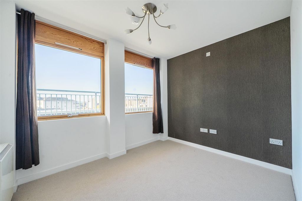 2 bed flat for salePenthouse, City Centre BS1 photo 4