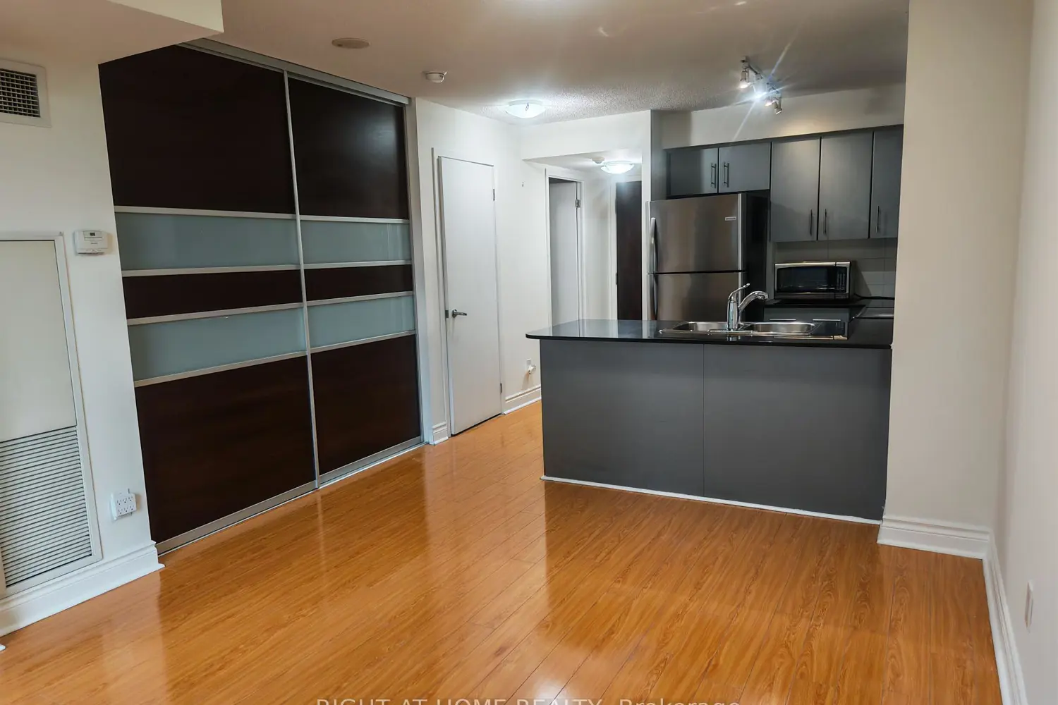 Additional image 4 of 12 Yonge Street 503