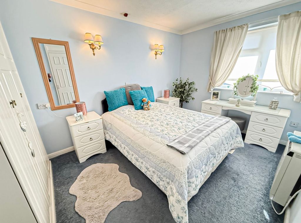 2 bed flat for saleWell Lane, Greasby CH49 photo 4