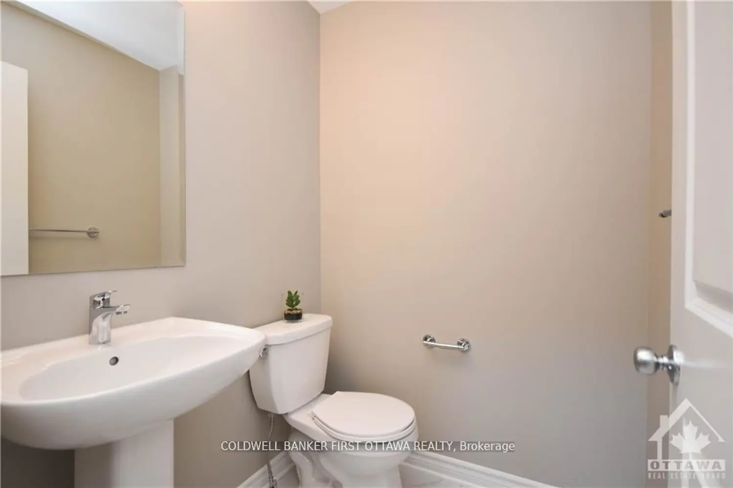 183 Angelonia Crescent photo 2