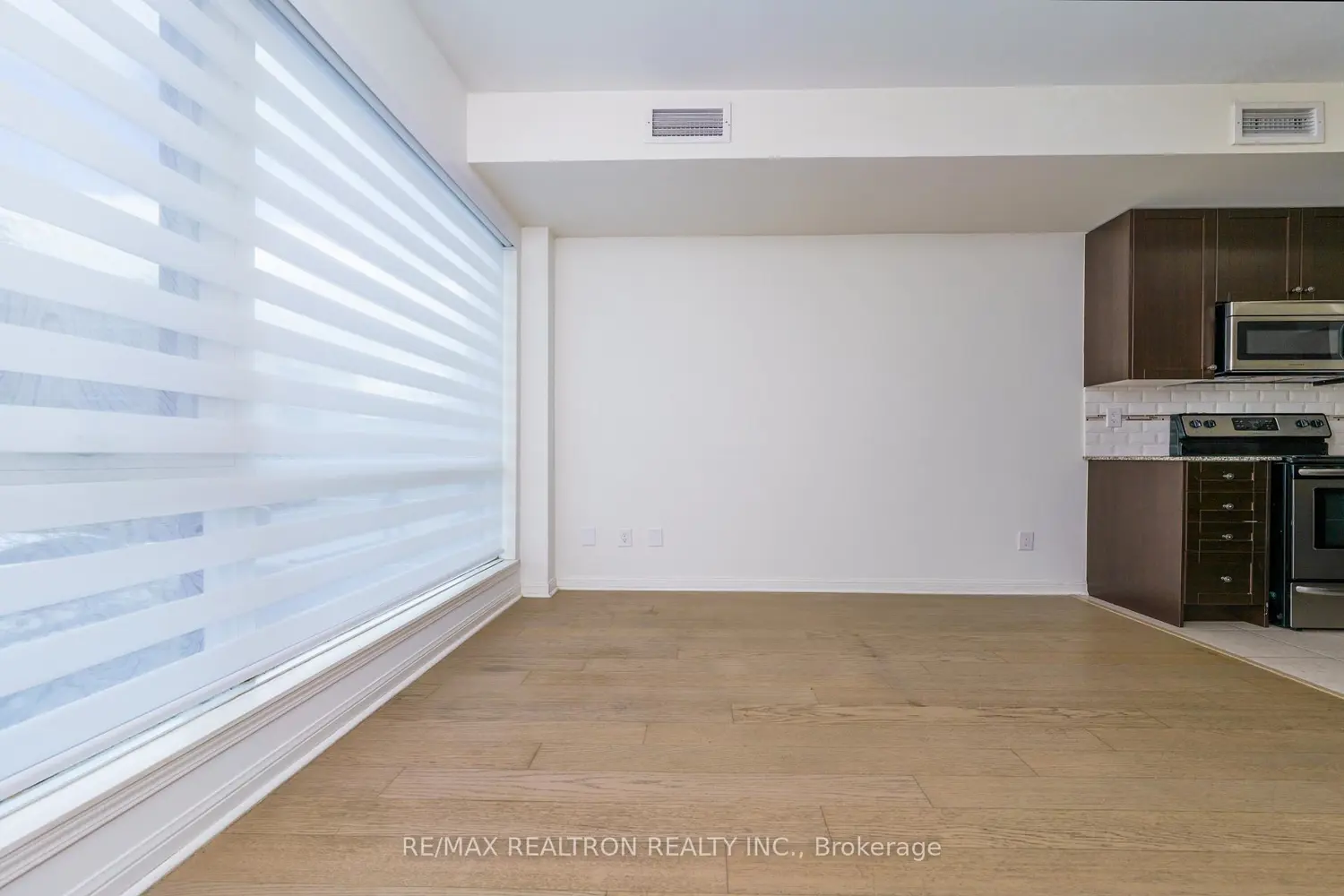 Additional image 9 of 639 Lawrence Avenue 206