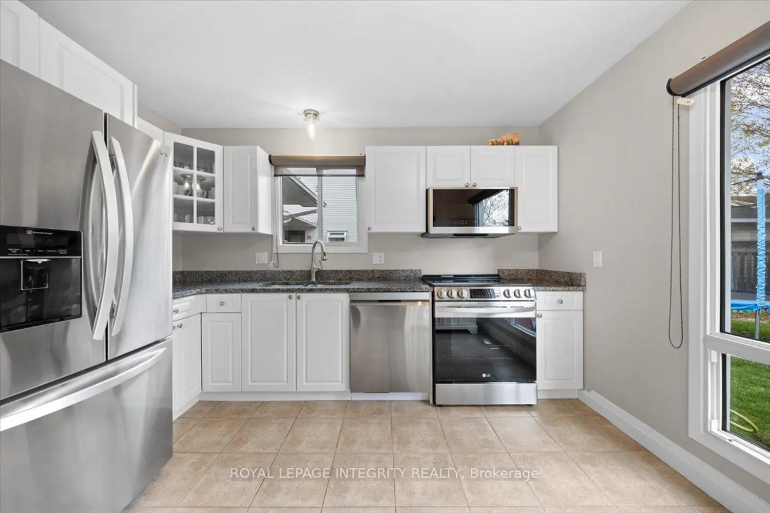 1122 St Germain Crescent photo 2