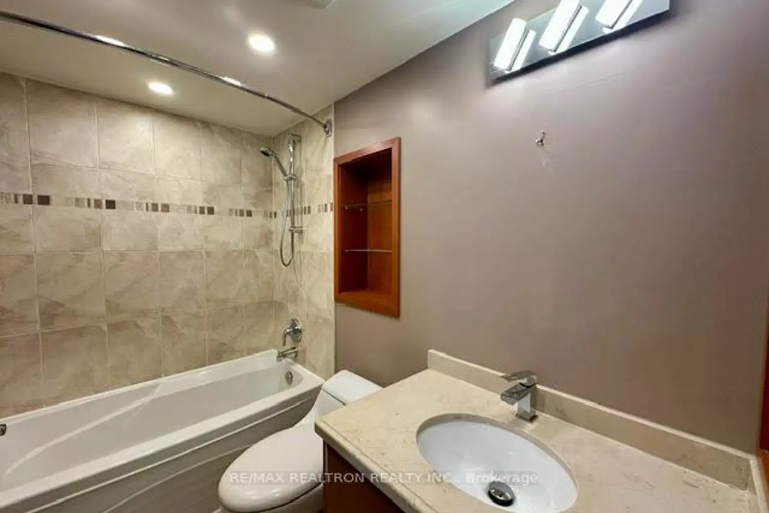 Additional image 9 of 7440 Bathurst Street 1503