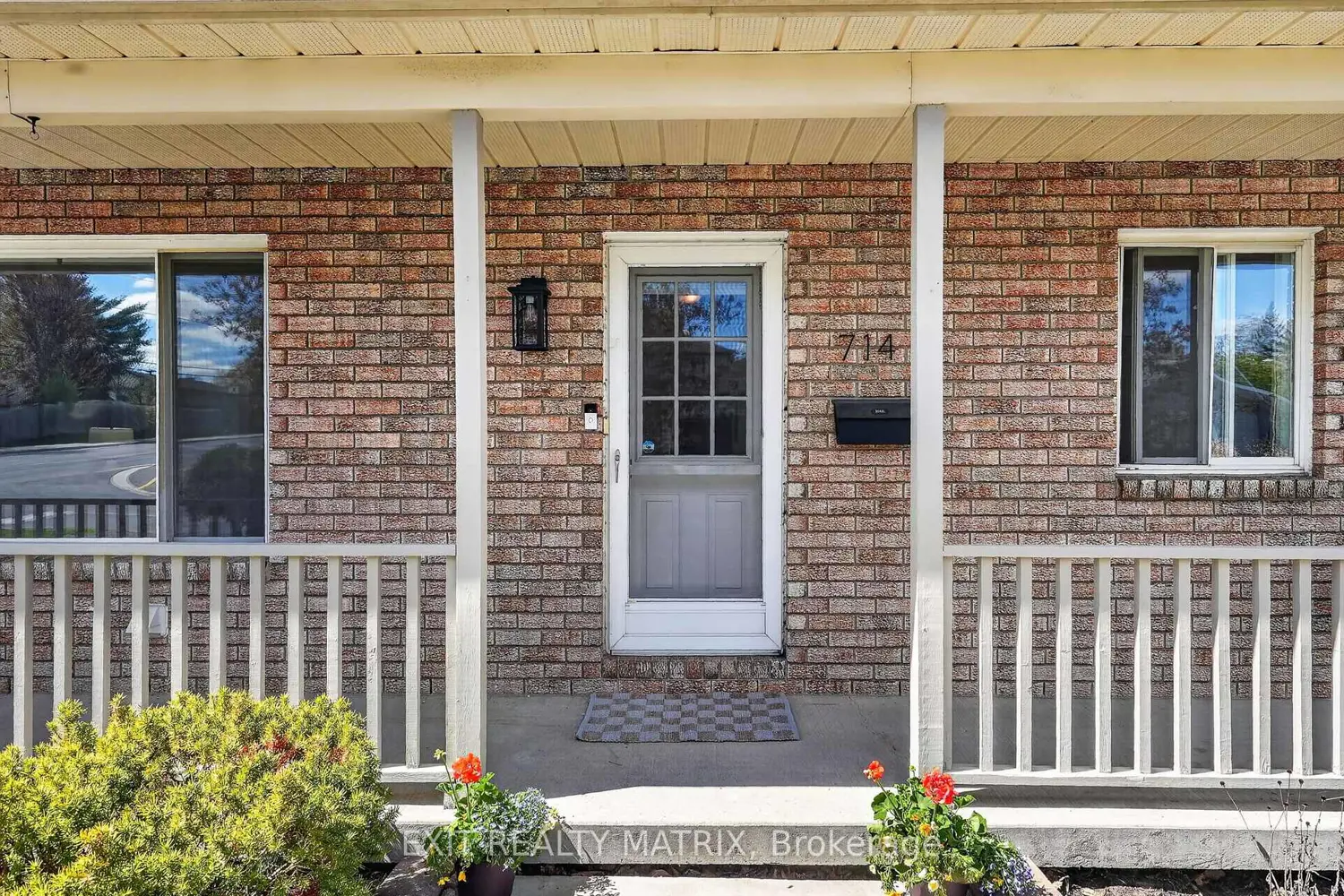 714 Des Cedres Avenue photo 3