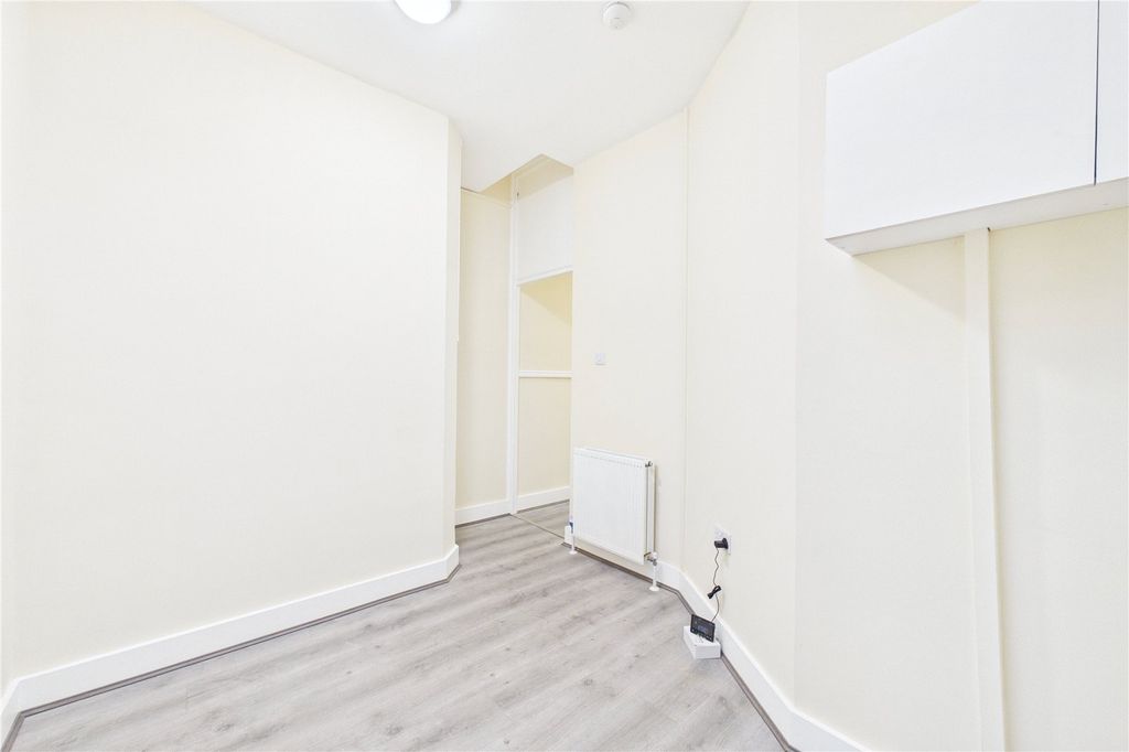 Additional image 3 of 2 bed flat to rentAndover Road, Newbury, Berkshire RG14