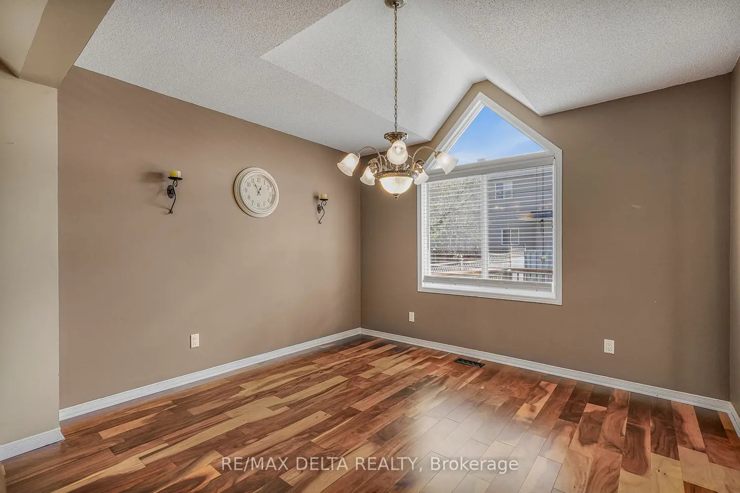 2218 Cecile Crescent photo 4