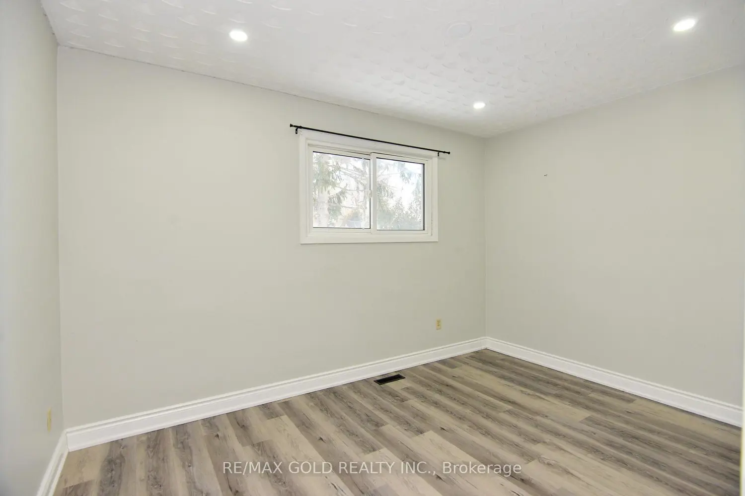 Additional image 11 of 70 Greystone Crescent