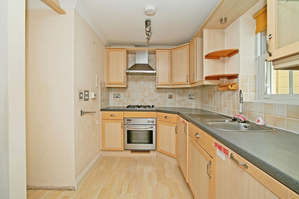 2 bed flat for saleSea View Road, Falmouth, Cornwall TR11 photo 2