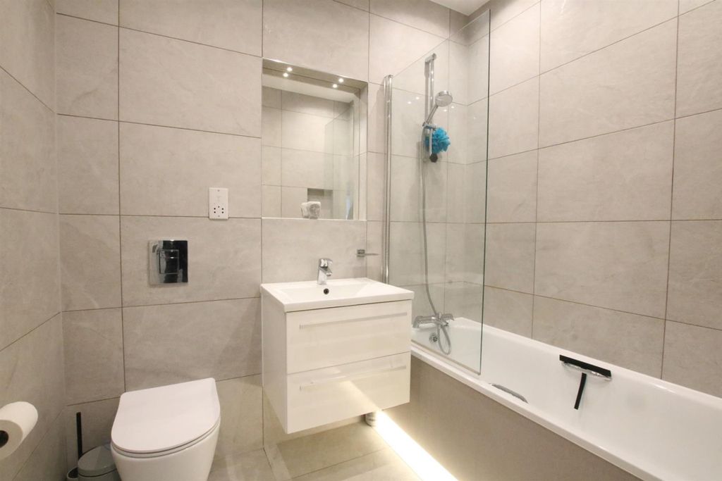 Additional image 4 of 2 bed flat to rentBay Tree Avenue, Leatherhead KT22