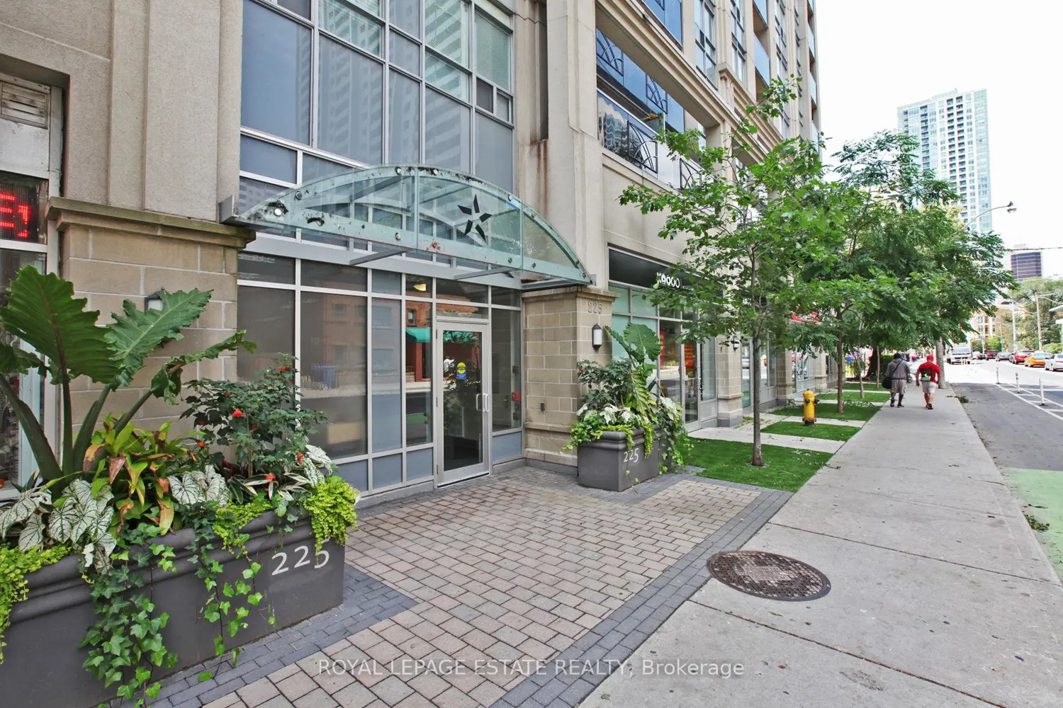 225 Wellesley Street 512 photo 2
