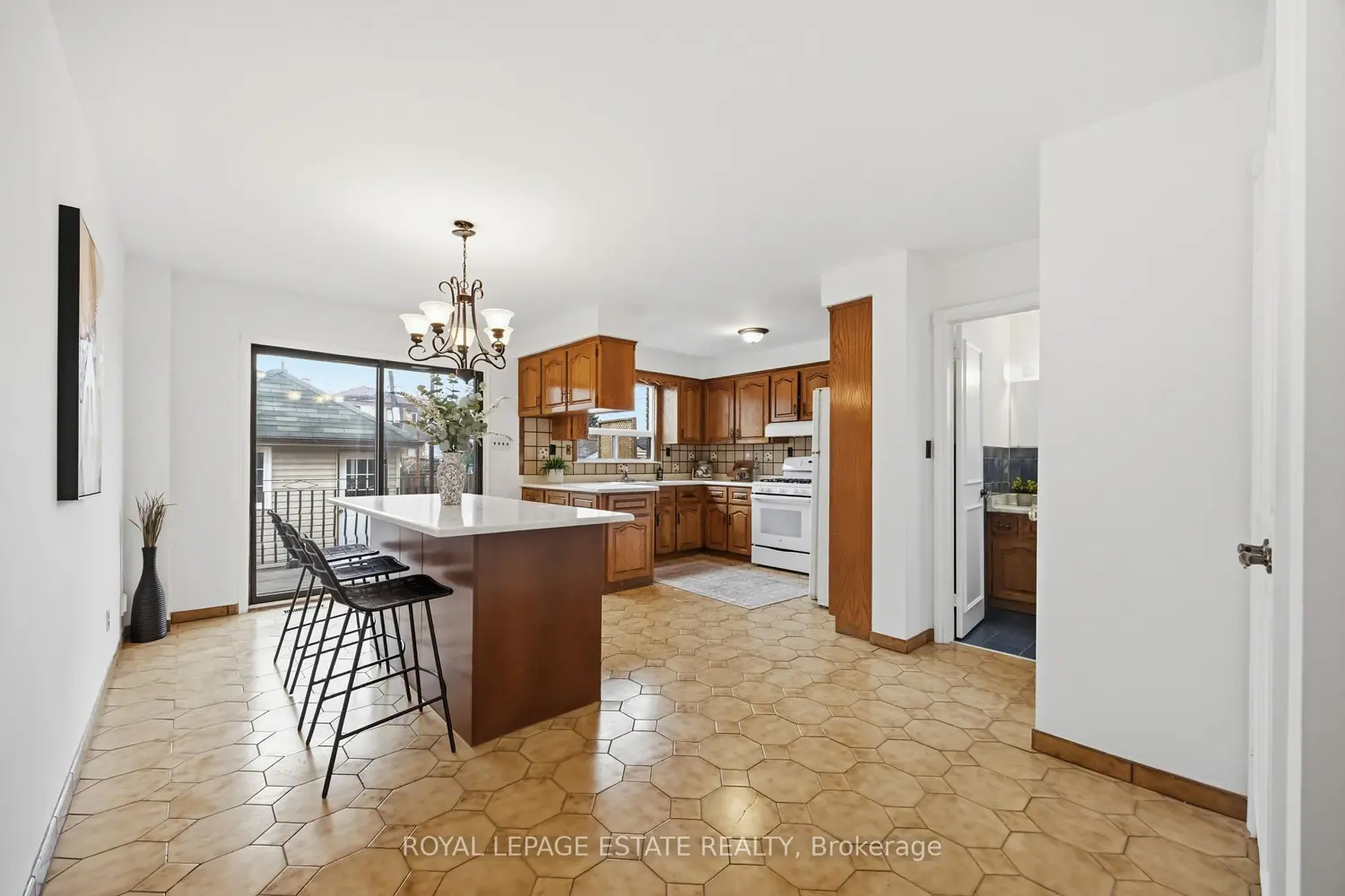 293 Harvie Avenue photo 5