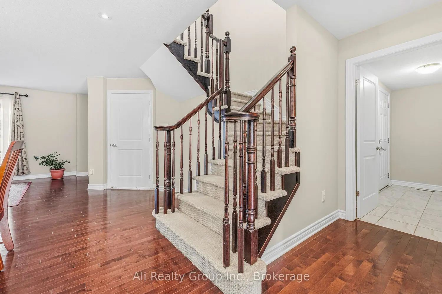 400 Nestleton Street photo 5