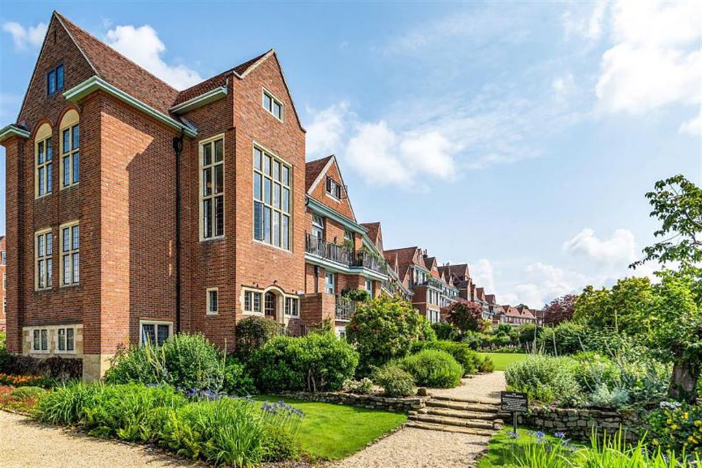 2 bed flat to rent129 King Edward Vii Apartments, Kings Drive, Midhurst, West Sussex GU29