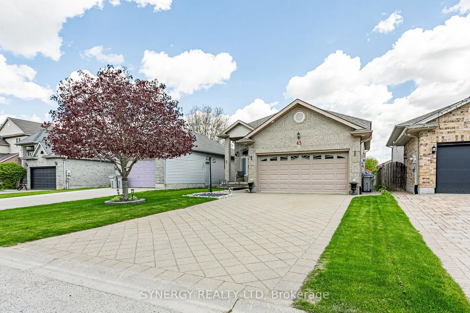 43 Juniper Crescent photo 3