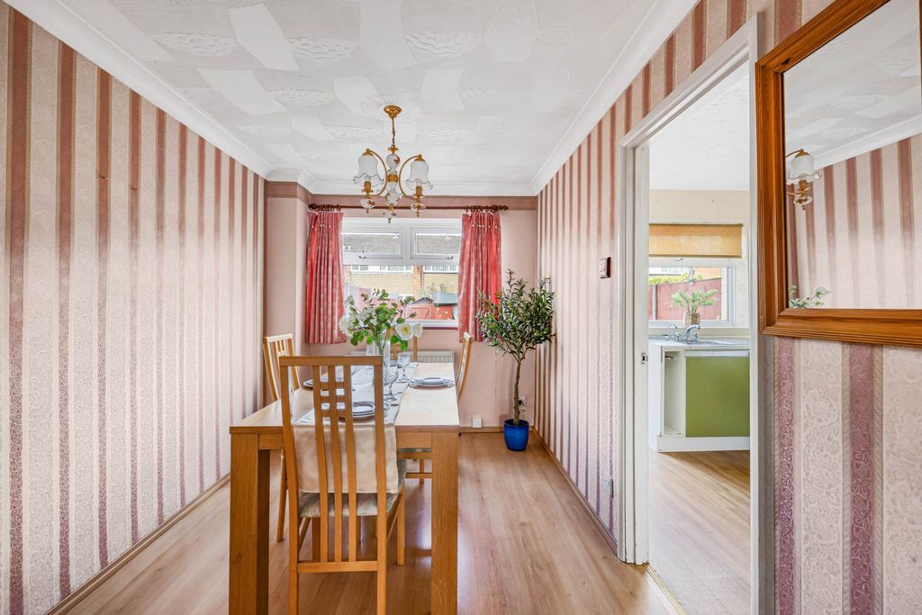 3 bed terraced house for salePoole Close, Tilehurst RG30 photo 4
