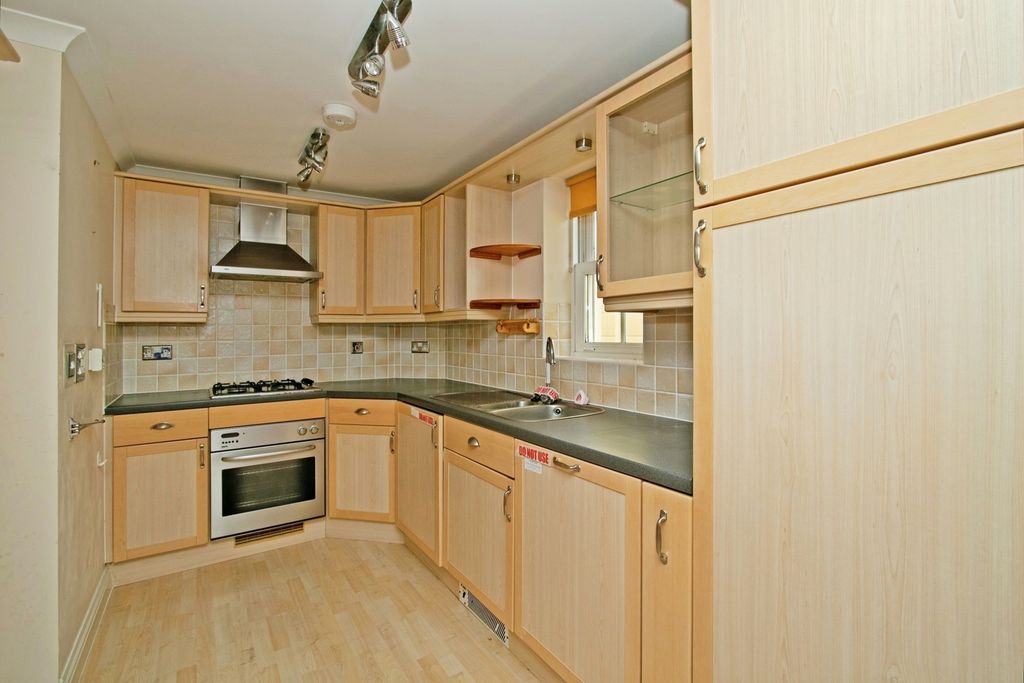 2 bed flat for saleSea View Road, Falmouth, Cornwall TR11 photo 4