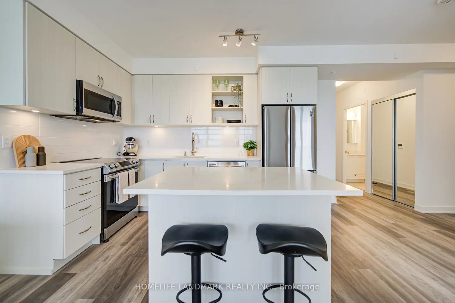 Additional image 6 of 4655 Wetcalfe Avenue 1902 B
