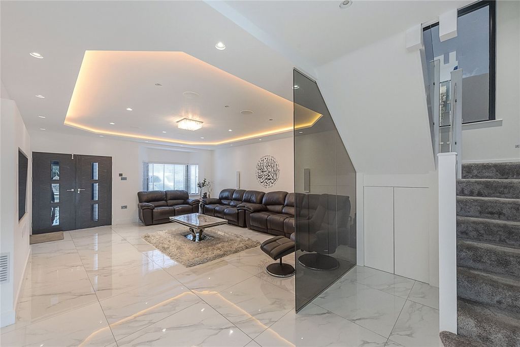 Additional image 2 of 6 bed detached house to rentGaviots Way, Gerrards Cross SL9