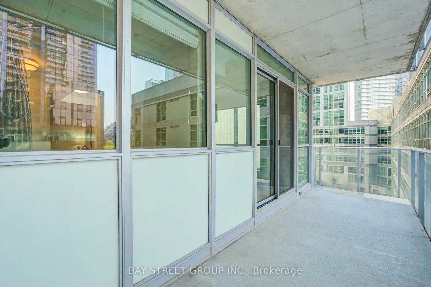 375 King Street 403 photo 3