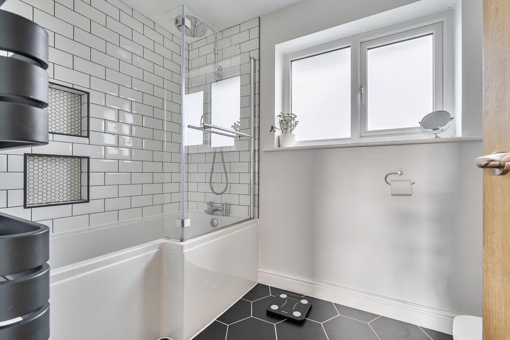 Additional image 8 of 4 bed detached house to rentMill Close, Lower Beeding, Horsham RH13